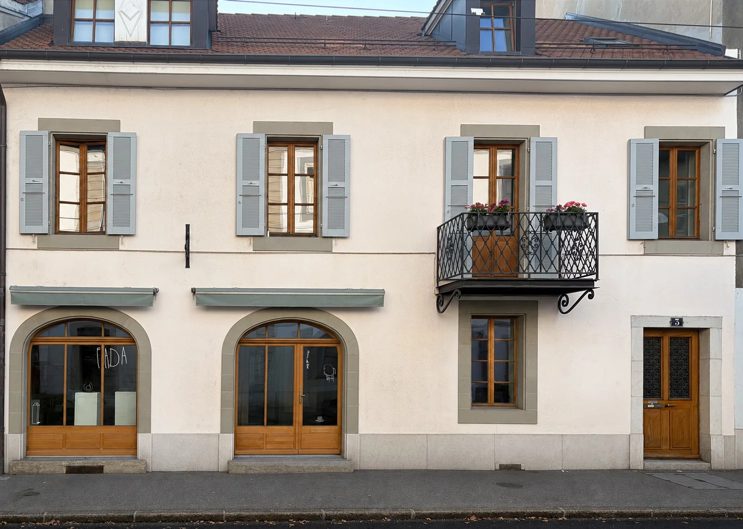 Façade de la Galerie FADA, rue Saint-Victor à Carouge